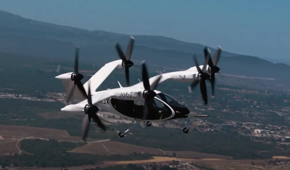 그림 1. 비행 중인 Joby Aviation의 eVTOL 항공기 — 토요타가 차세대 도시 항공 모빌리티를 통해 에어택시 상용화를 가속화하기 위해 협력 중인 파트너